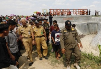 Ganjar Pranowo saat meninjau Embung Glebeg Kabupaten Rembang, Senin (10/7)