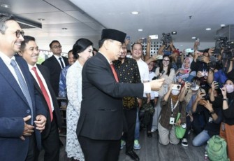 Menteri Budi Arie Setiadi menyapa jurnalis saat tiba di kantor Kominfo, Senin (17/7)