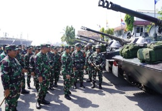 Apel Kesiapan Latgab TNI 2023 di dermaga ujung Surabaya, Kamis (27/7)