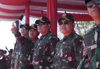 Kasad Jenderal TNI Dudung Abdurachman saksikan puncak latgab TNI di Situbondo 