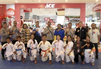 Kapolda NTT Irjen Pol Johni Asadoma bersama Karateka Kejurda Inkanas Cup 2023 di Lippo Plaza Kupang, Sabtu (5/8)