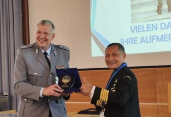Kolonel Laut (K) drg. Muh Arifin saat menerima cenderamata di Munich, German 