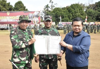 Danrem 023/KS Kolonel Inf Lukman Hakim saat saksikan penyerahan berita acara hasil pelaksanaan TMMD ke 117 Kodim 0212/TS ke Bupati Tapsel H Dolly Putra Parlindungan Pasaribu di lapangan SMAN 1 Sitinjak Kabupaten Tapsel, Kamis (10/8)
