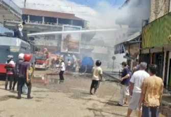 Aksi personel Polres Belu gunakan mobil water Canon padamkan kebakaran toko, Rabu (9/8)
