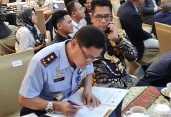 Danseskoau Marsda TNI Elianto Susetio menandatangani perjanjian hibah daerah, Rabu (9/8)