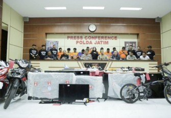 Kabid Humas Polda Jatim Kombes Dirmanto saat memberikan keterangan pers, Selasa (15/8) 