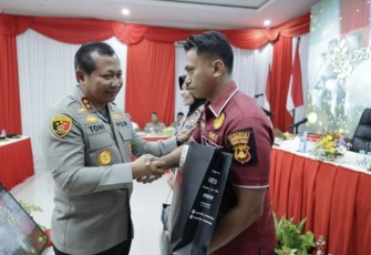 Kapolda Jatim Irjen Pol Toni Harmanto saat memberikan penghargaan anggota Polres Bangkalan, Selasa (15/8)