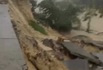Jalan nasional longsor di Kabupaten Pesisir Selatan, Provinsi Sumbar, Jum'at (18/8)