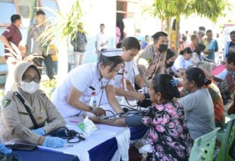 Pengobatan gratis warga desa Pariti Kecamatan Sulamu, Sabtu (9/9)