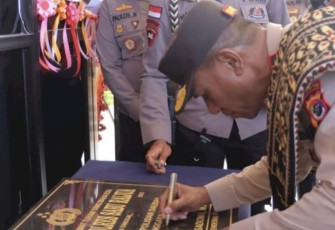 Kapolda NTT Irjen Pol Johni Asadoma saat menandatangani prasasti Mako Polres Sabu Raijua, Jum'at (15/9)