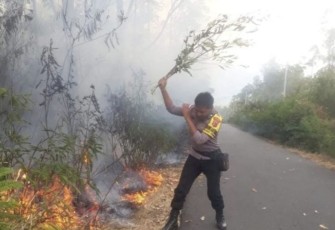 Anggota Polres Ngada berupaya padamkan api, Selasa (19/9)