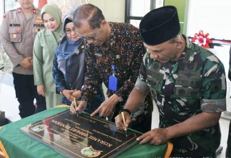 Danrem 081/DSJ Kolonel Inf Sugiyono saat menandatangani prasasti peresmian kantor Koramil 03 Panekan bersama Bupati Magetan Suprawoto, Jum'at (22/9)