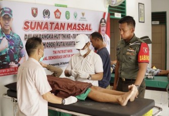 Sunatan massal di Makodim 0906/KKR, Minggu (24/9)
