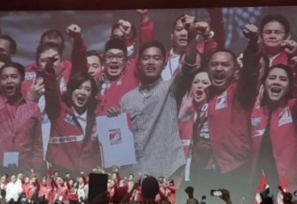 Wakil Ketua Dewan Pembina PSI Grace Natalie (kiri) bersama Ketua Umum PSI Kaesang Pangarep dalam Kopdarnas: Deklarasi Politik PSI di Djakarta Theater, Jakarta, Senin (25/9/23)