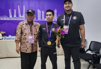 Menteri Basuki bersama atlet cabang Wushu peraih medali emas Asian Games Hangzhou, Selasa (26/9) 
