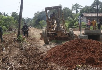 Sasaran fisik peningkatan badan jalan di Kampung Melati Jaya 