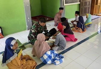 Prada Sibki jadi guru mengaji anak-anak di lokasi TMMD 
