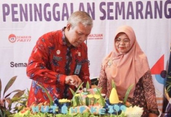 Kakanwil Kumham Jateng Tejo Harwanto saat pemotongan tumpeng di HUT BHP ke - 399