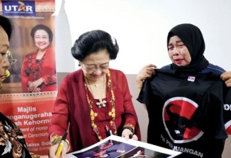 Megawati Soekarnoputri saat memberikan tanda tangan simpatisan PDIP di Malaysia 