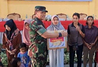 Kapoksahli Kasad Letjen TNI I Nyoman Cantiasa saat memberikan paket sembako warga
