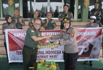 Kasrem 121/Abw Kolonel Inf Soelistyo Bawono menerima surprise Wakapolres Sintang, Kamis (5/10)