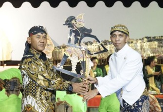 Danrem 081/DSJ Kolonel Inf H. Sugiyono menyerahkan wayang kulit dalam pagelaran di kediaman Panglima TNI Laksamana Yudo Margono, Jum'at (6/10)
