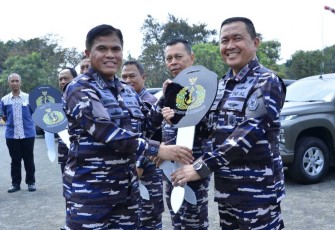 Kasal Laksamana TNI Muhammad Ali menyerahkan secara simbolis kunci randis kepada Pangkolinlamil Laksda TNI Edwin di Jakarta, Jum'at (6/10)