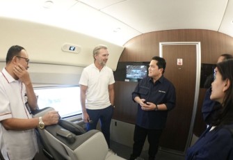 Ketum PSSI Erick Thohir saat bersama FIFA Team Project Venue Management Christian Schmoelzer dan Venue Manager FIFA Sunny Kohli saat menaiki kereta cepat Whoosh di stasiun Halim Jakarta, Senin (9/10)