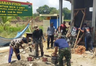 Pemaasangan Kusen Pintu MCK Sasaran Fisik TMMD ke 118 Kodim Berau, Senin (9/10)