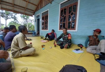 Ngopi bareng bersama warga di lokasi TMMD 