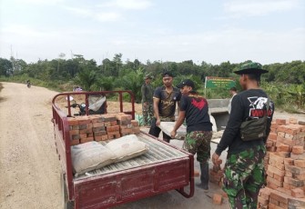 Angkut Material Jembatan dan MCK di Lokasi TMMD 