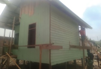 Pengecatan rumah RTLH TMMD ke 118 Kodim 0902/Berau