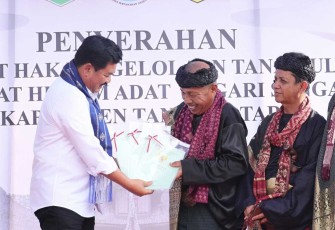 Menteri ATR/BPN Hadi Tjahjanto saat menyerahkan Sertipikat Tanah Ulayat di Kabupaten Tanah Datar, Provinsi Sumbar, Selasa (10/10)