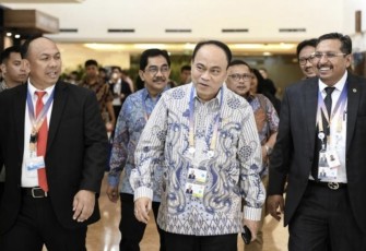 Menkominfo Budi Arie Setiadi (kemeja batik) saat pengecekan jaringan keamanan telekomunikasi KTT AIS Forum 2023 di Badung, Bali, Selasa (10/10)