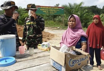 Warga silih berganti membawakan makanan untuk anggota satgas TMMD 