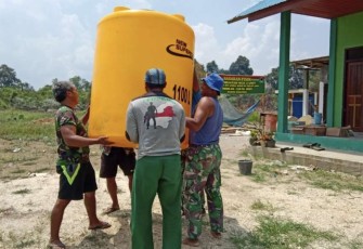 Gotong royong angkat tandon air di lokasi TMMD 