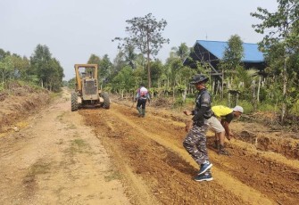 Peningkatan badan jalan lokasi TMMD 