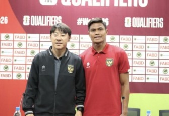 Shin Tae-yong bersama Fachruddin Aryanto saat jumpa pers jelang pertandingan Kualifikasi Piala Dunia 2026 di Hassanal Bolkiah Nasional Stadiun Brunei Darussalam, Senin (16/10)