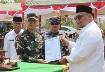 Dandim 0720/Rembang Letkol Czi Parlindungan Simanjuntak saat menyerahkan hasil pengerjaan TMMD Sengkuyung III, Kamis (19/10)