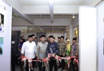 Menag Yaqut Cholil Qoumas saat membuka pameran foto haji 2023 di Yogyakarta, Senin (23/10)