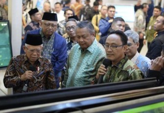 Kepala BPJPH M.Aqil Irham sedang memaparkan hasil capaian sertifikasi halal di hadapan Wapres Ma'ruf Amin, Kamis (26/10/2023).
