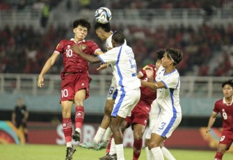 Garuda muda U-17 saat melawan Panama di stadion Gelora Bung Tomo Surabaya, Senin (13/11)