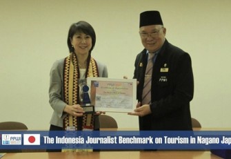 Ketum PPWI Wilson Lalengke saat memberikan plakat penghargaan untuk Walikota Iiyama-shi, Nagano, Jepang 