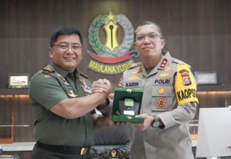 Danrem 064/MY Brigjen TNI Tatang Subarna bersama Kapolda Banten Irjen Pol Abdul Karim di Makorem 064/MY Serang, Selasa (28/11)