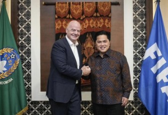 Presiden FIFA Gianni Infantino bersama Ketum PSSI Erick Thohir di Surakarta, Sabtu (2/12)