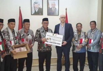 Wali Kota Cilegon Helldy Agustian saat menyalurkan bantuan ke Dubes Palestina di Jakarta, Selasa (12/12)