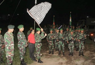 Kapendam IX/Udayana Kolonel Inf Agung Udayana saat melepas Peleton Yudha Wastu Pramuka di lapangan desa Panji, Senin (18/12)