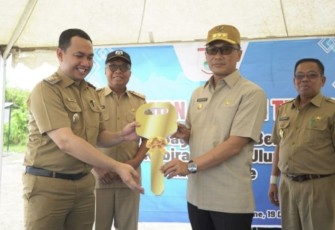 Pj Gubernur Sulbar Prof Zudan Arif Fakrulloh saat menyerahkan secara simbolis bantuan huntap bagi korban gempa