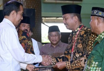 Presiden Joko Widodo menyerahkan 1.000 sertifikat tanah wakaf kepada para penerima yang dipusatkan di Masjid Agung Sidoarjo, Kabupaten Sidoarjo, Provinsi Jawa Timur, Rabu (27/12)