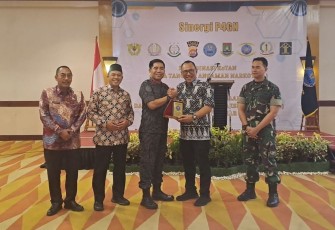 Wali Kota Cilegon Helldy Agustian saat menerima penghargaan dari BNN Kota Cilegon, Kamis (28/12)